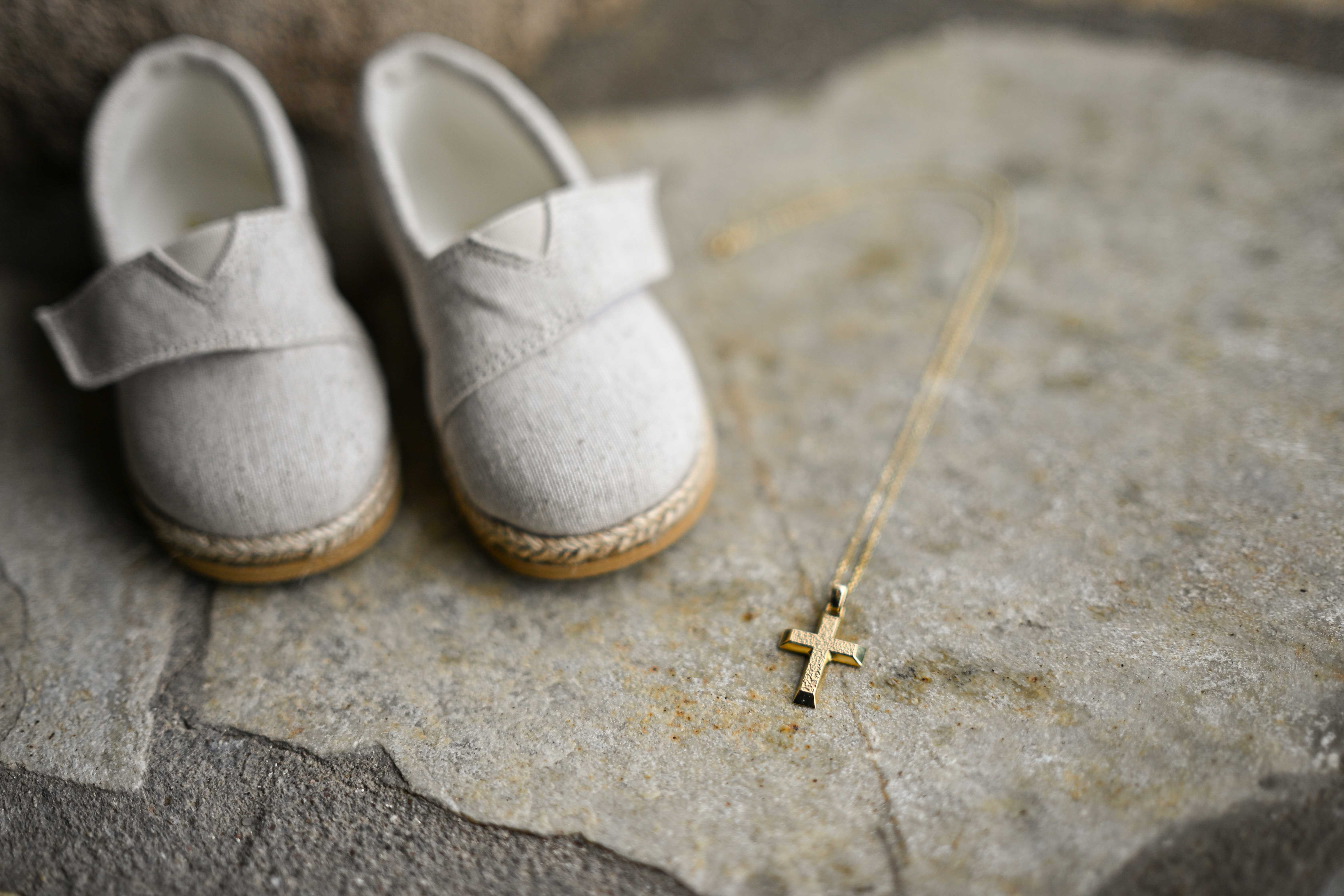 Λεπτομέρεια βάπτισης - παιδικά παπουτσάκια και χρυσός σταυρός από Φωτογραφείο Κολοβός