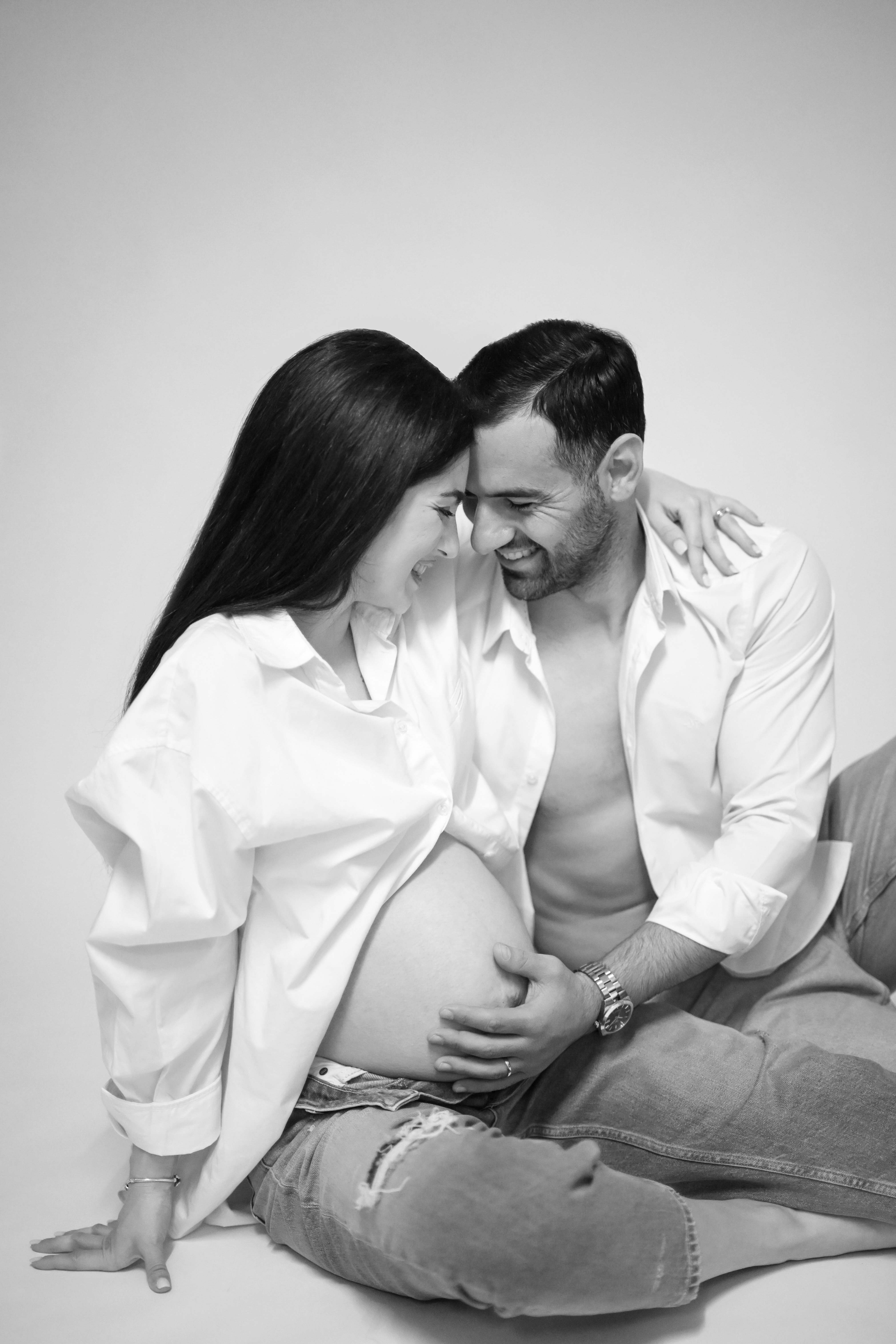 Ζευγάρι εγκυμοσύνης αγκαλιά γελώντας - Φωτογραφείο Κολοβός