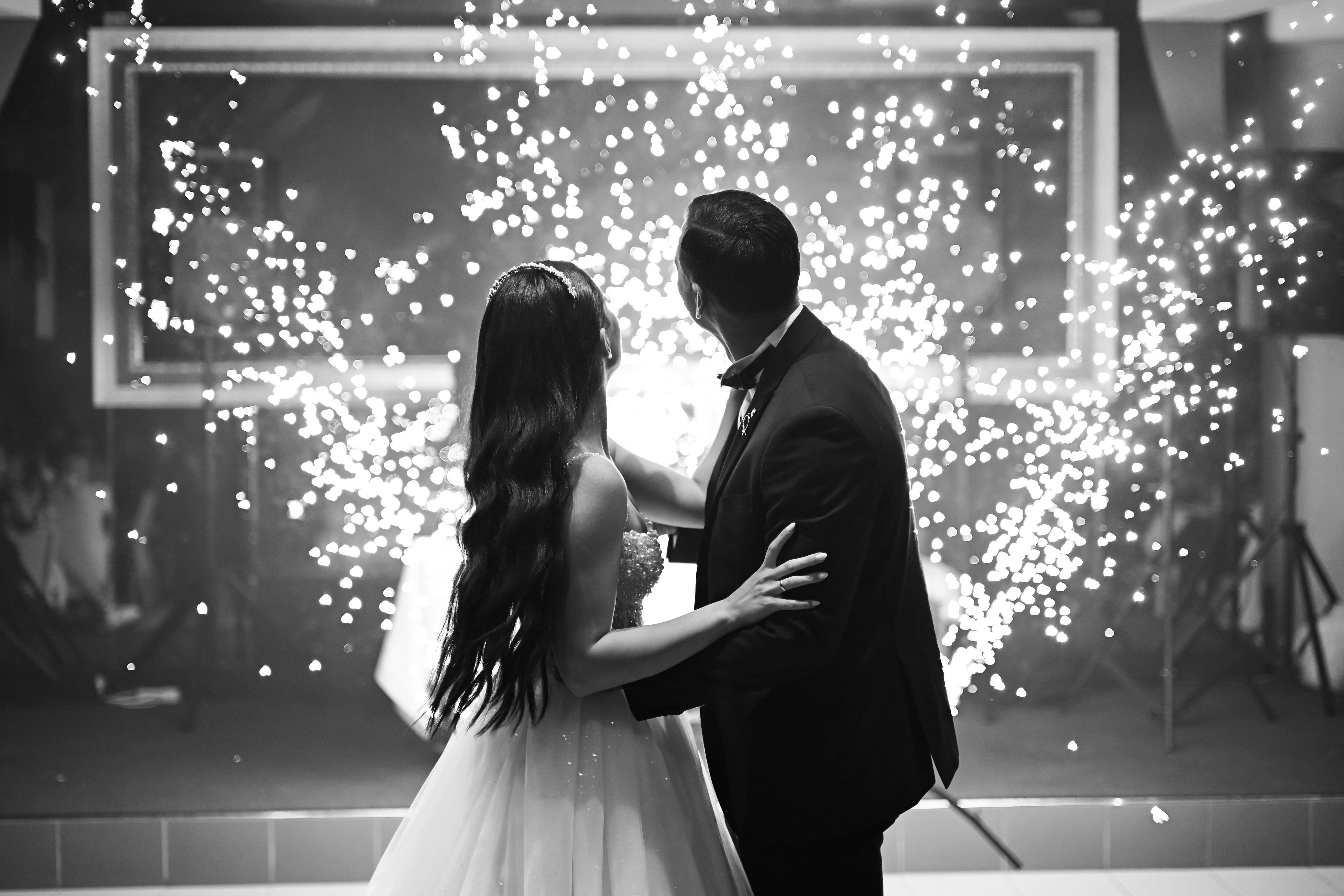 Πρώτος χορός ζευγαριού με πυροτεχνήματα στη δεξίωση γάμου - Φωτογραφείο Κολοβός